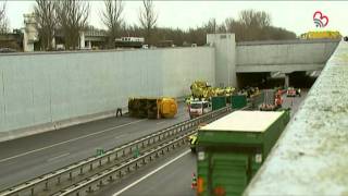 07122011 Sneek Ernstig ongeval vrachtwagen Prinses margriettunnel [upl. by Leahcimauhsoj]