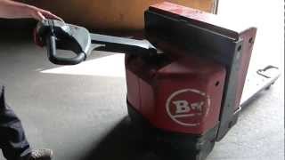 Transpalette électrique BT LWE 200 Electric Lightweight Pallet Truck [upl. by Zsamot652]