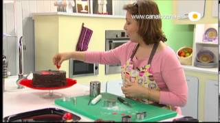 Taller de tartas Cómo hacer corazones rojos para decorar una tarta de chocolate [upl. by Cacia]