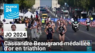 JO 2024  la triathlète française Cassandre Beaugrand sacrée championne olympique • FRANCE 24 [upl. by Aramen]