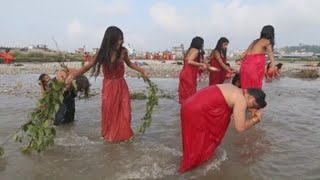 Mujeres nepalíes celebran el festival de Rishi Panchami para expiar culpas [upl. by Ifen977]