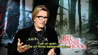 quotLa Chica de la Capa Rojaquot Entrevista a Gary Oldman Oficial Warner Bros Pictures Subtitulado [upl. by Hastings]