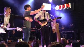 Frank Turner singing Eulogy in catalan  Sala Bikini Barcelona 2016 [upl. by Aramoiz829]