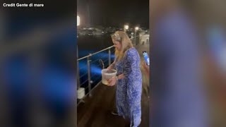 Turista compra aragosta in ristorante per liberarla in mare [upl. by Hope]