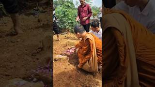 Bhikkhu Atthadhiro menabur bunga di liang kubur mendiang ayahanda Bapak Miran  Jepara 14 Juni 2024 [upl. by Ximena472]