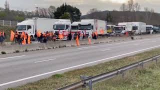 Vitrolles  des manifestants bloquent une sortie de lA7 et provoquent un gros bouchon [upl. by Niarda]