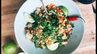 Thais streetfood Khao pad kai gebakken rijst met kip origineel recept [upl. by Enomsed334]