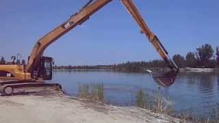 Excavatorul Cat 320D cu brat lung  scoate balast dintrun lac din Olt [upl. by Anihpled319]