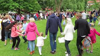 Midsommardans kring majstången på Gustafsberg [upl. by Nahsyar]