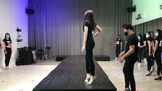 Solo  Learn catwalk  Modeling  Runway walk  How to walk [upl. by Ormond]