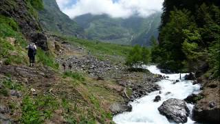 Torrents et cascades avec chants pyrénéens [upl. by Rombert]