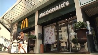 McDonald’s une affiche antiSDF crée la polémique à Hyères [upl. by Adnilasor]