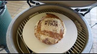 Desembrood bakken op een Big Green Egg [upl. by Yenaiv]