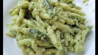 Primi piatti Le salse Ricetta  Trofie al pesto con patate e fagiolini [upl. by Annoda]