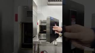 ¡Empanadas listas en minutos con el Horno de Cocción Acelerada Mychef QUICK [upl. by Vocaay]