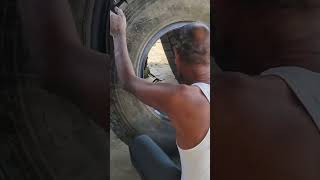 Truck ke tyre mein powder karna sikhe tayer trending yutubeshorts automobile [upl. by Mauretta]