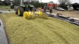 ENSILAGE  CONFECTIONNER LES SILOS AVEC UN ÉPANDEUR [upl. by Agnew]