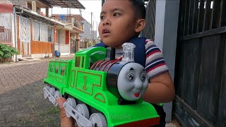 Ade bocil berburu cari mainan kereta thomas and friends [upl. by Sterling]