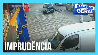 Motorista com CNH vencida invade calçada e atropela ciclista na Grande SP [upl. by Esaele]