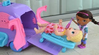 Muñeca Baby Alive y la Doctora Juguetes jugando con la Divertida Ambulancia TotoyKids [upl. by Nnylkcaj]