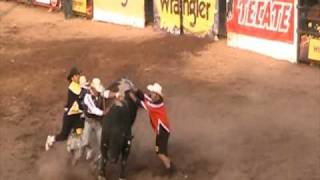 PAYASOS DE RODEO EN ACCION PEGADA EN JINETEO DE TOROS WWWCABALLOTV [upl. by Ellmyer]