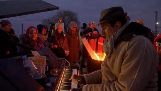 A la frontière polonaise des notes de piano pour apaiser les réfugiés ukrainiens [upl. by Ettelocin]