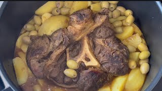 Recette de jarret de bœuf 🥩 aux pommes de terre et olives  اللحم بالبطاطس و الزيتون [upl. by Eiralc]