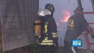 Maxi incendio a Roma sfollate 80 persone e due bambini in ospedale [upl. by Okimat149]