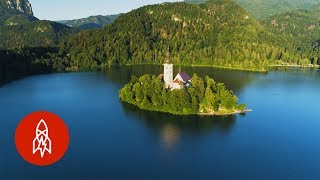 Entre los Alpes eslovenos hay un lago digno de un cuento de hadas [upl. by Culley]