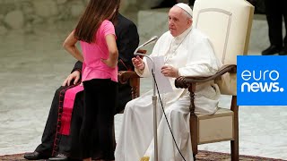 Le pape François interrompu par une jeune fille pendant son audience [upl. by Bible902]