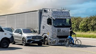 Daimler Truck prüft intensiv seine neuen und weiterentwickelten Sicherheitsassistenzsysteme [upl. by Corliss162]