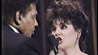 Linda Ronstadt amp Aaron Neville Dont Know Much live 1990 [upl. by Nerraw]