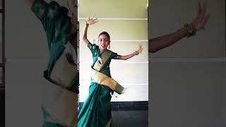 Golden sparrow en nenjula arrow song 🥰 saree tamil dance trendingsong trndinoppam esra [upl. by Anivad]