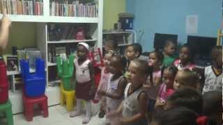 Aula de Inglês  Na Educação Infantil Projeto Mundo Encantado  ONG MUNDO NOVO [upl. by Dewayne231]