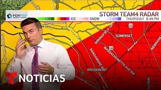 Meteorólogo llama a su familia para alertarlos sobre tornado  Noticias Telemundo [upl. by Wheeler803]