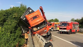 LKW drohte von der Brücke zu stürzen [upl. by Melitta659]