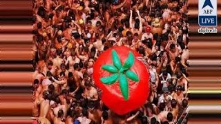 In Graphics This is how people are celebrating La Tomatina in Spain [upl. by Alaecim]