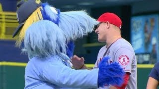 Trout gets to know the Rays mascot [upl. by Nnaear674]