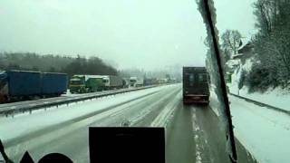 File van vrachtwagens in de sneeuw [upl. by Rauscher]