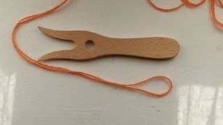 Comment utiliser un lucet ou fourche à tricoter  using a knitting fork [upl. by Adriel]