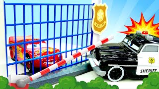 Fuga dalla prigione Giochi con le macchinine giocattolo Cars giocattolo Video per bambini [upl. by Eimmis869]