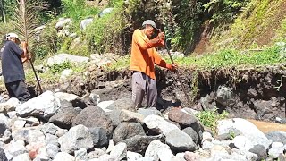 miners who gouge large rocks in sand mines [upl. by Assillem572]