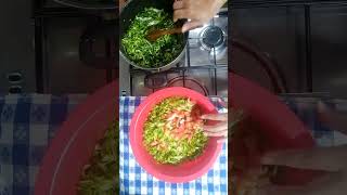 modo diferente de comer salada 🥗 como chicória e agrião refogado no alho e azeite shorts [upl. by Nazus]