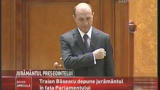 Depunerea juramantului  Presedintele Traian Basescu 2009 [upl. by Bordie]