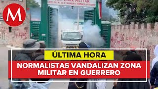 Normalistas de Ayotzinapa impactan camión contra la 35 Zona Militar en Guerrero [upl. by Bittner241]