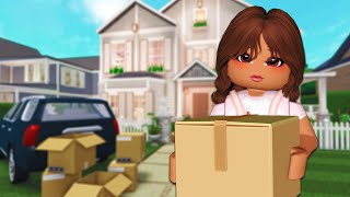 🏠MOVING to BLOXBURG for the FIRST TIME  Episode 1🍓 [upl. by Fablan335]