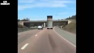 Un camion trop haut passe sous un pont [upl. by Nyrehtac171]