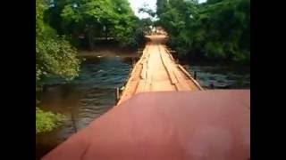 A mais assustadora travessia de ponte de madeira com caminhão [upl. by Llennahs]