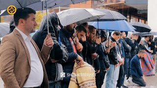 Kosovarët nuk i ndalë as shiu mbushin për Xhuma edhe oborrin e xhamisë së Lagjes së Spitalit [upl. by Aubert]