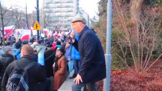 Roman Giertych SKACZCIE DO GÓRY tresura oporników z KOD demonstracja marsz KOD skacze śmieszne filmy [upl. by Anala643]